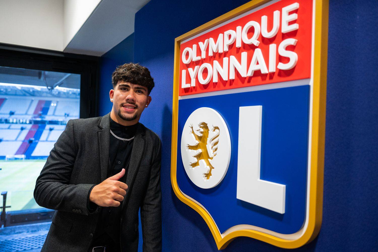 Alejandro Gomes Rodriguez signs his first professional contract with OL