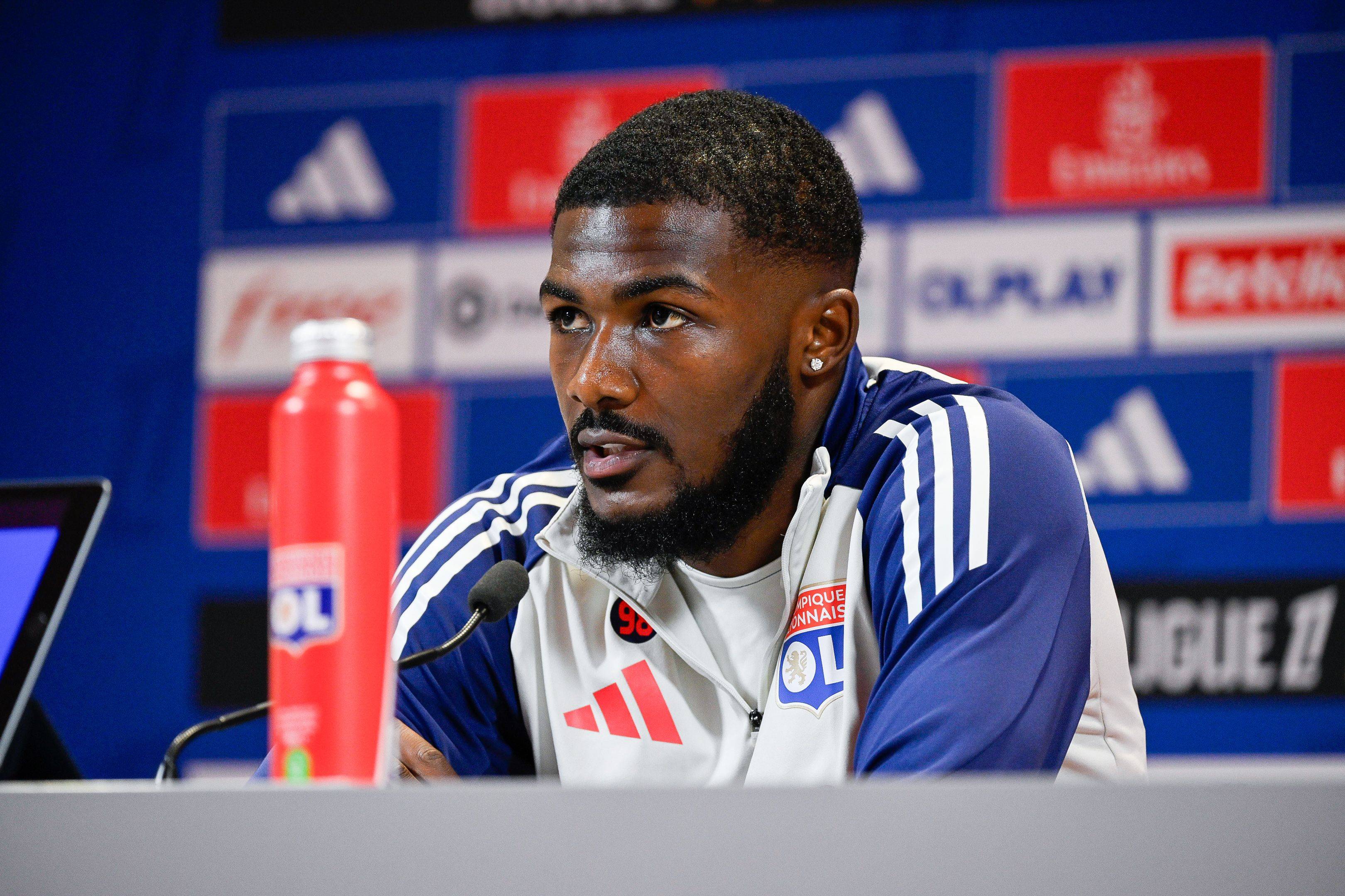 Everton have signed Ainsley Maitland-Niles from Lyon for around €5M. He's penned a three-year contract.