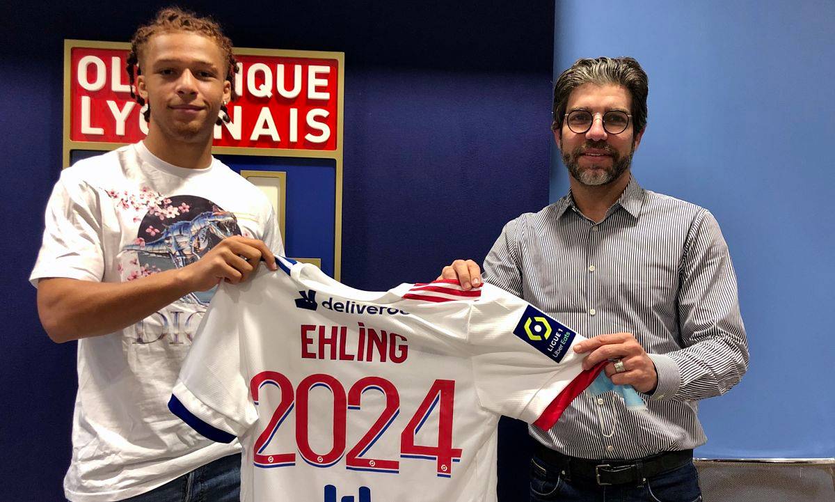 Thibaut Ehling signs his first professional deal