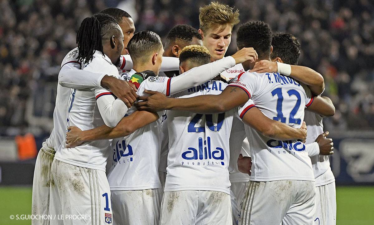 Olympique Lyon (blau) vs Real Madrid - Jean II Makoun (OL) , Karim